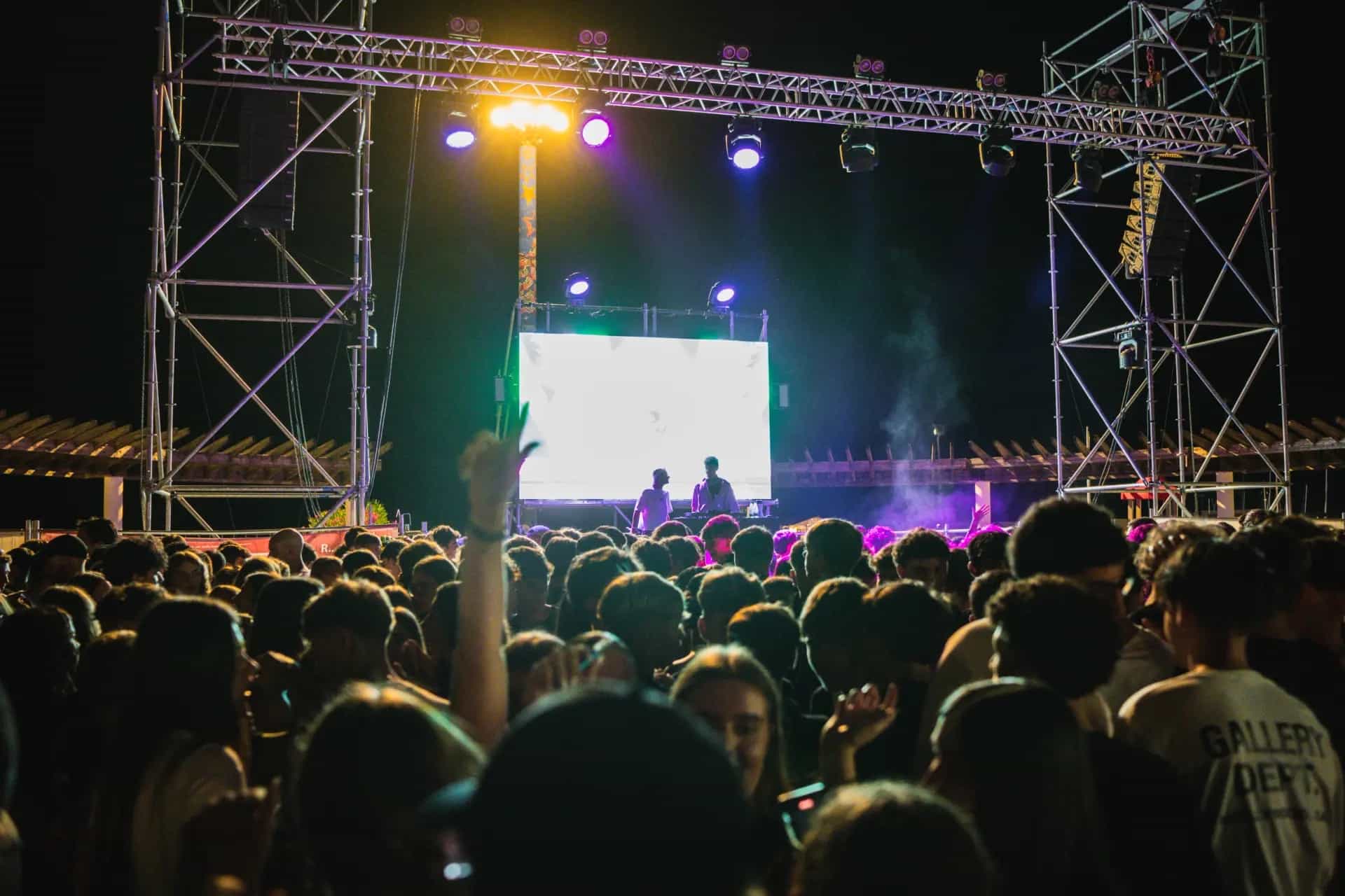Pubblico a una serata FAN EVENTI con musica dal vivo e luci colorate